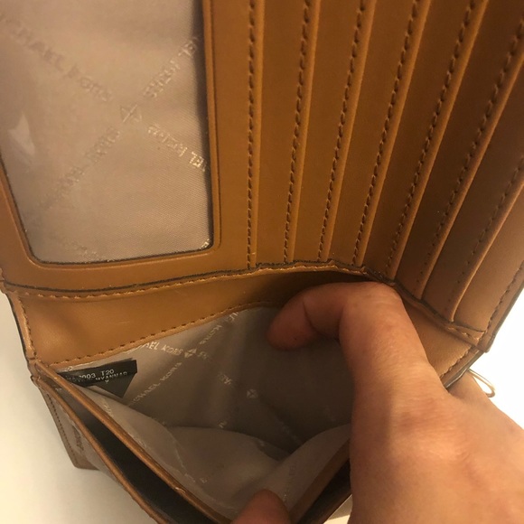 Authentic Michael Kors jet set passport holder/wallet - Picture 3 of 5